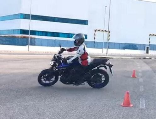 autoescuela para sacar carnet de moto en valencia - alumno en prácticas