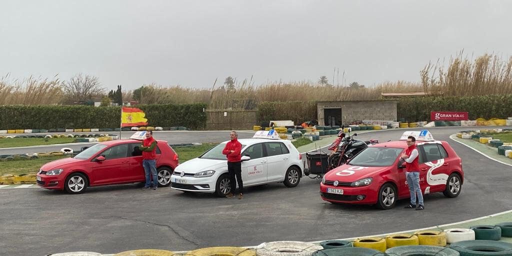 autoescuelas en valencia - formadores con coches