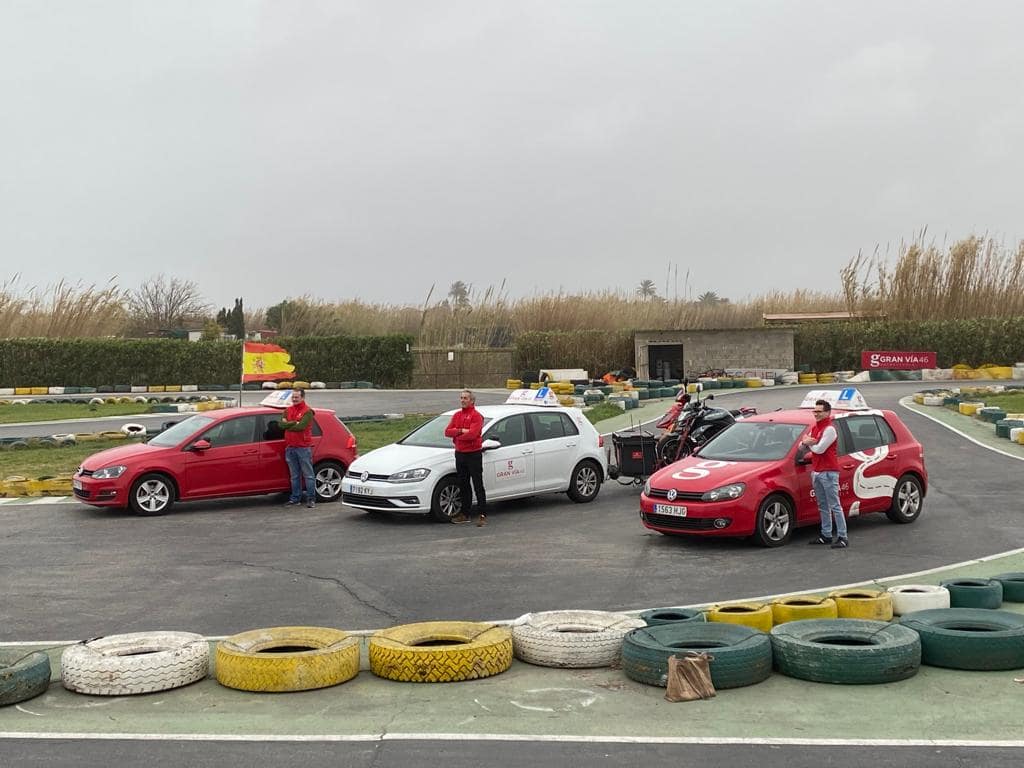autoescuelas en valencia - formadores con coches