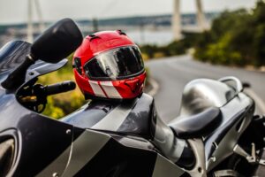 cursos permiso a en valencia - casco encima de una moto