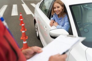 autoescuela para sacar carnet b en valencia - alumna en practicas