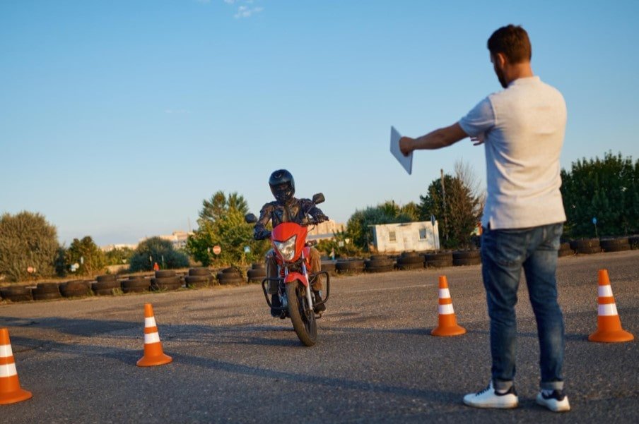 Cursos permiso A en Valencia - conos