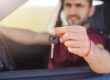 curso para recuperar carnet de conducir en valencia- chico con llaves coche en la mano