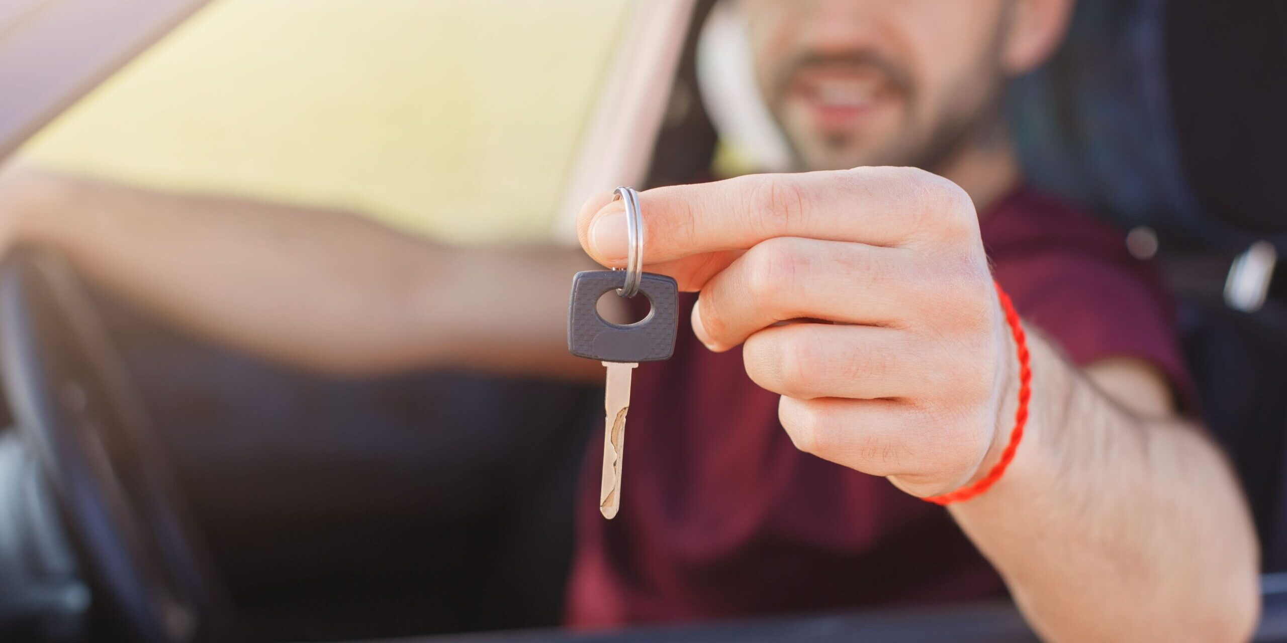 curso para recuperar carnet de conducir en valencia- chico con llaves coche en la mano curso para recuperar carnet de conducir en valencia- chico con llaves coche en la mano