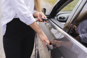 recuperar puntos del carnet de conducir en Valencia - chica abriendo coche negro