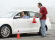 recuperar puntos del carnet de conducir en Valencia - profesor explicando en coche rojo