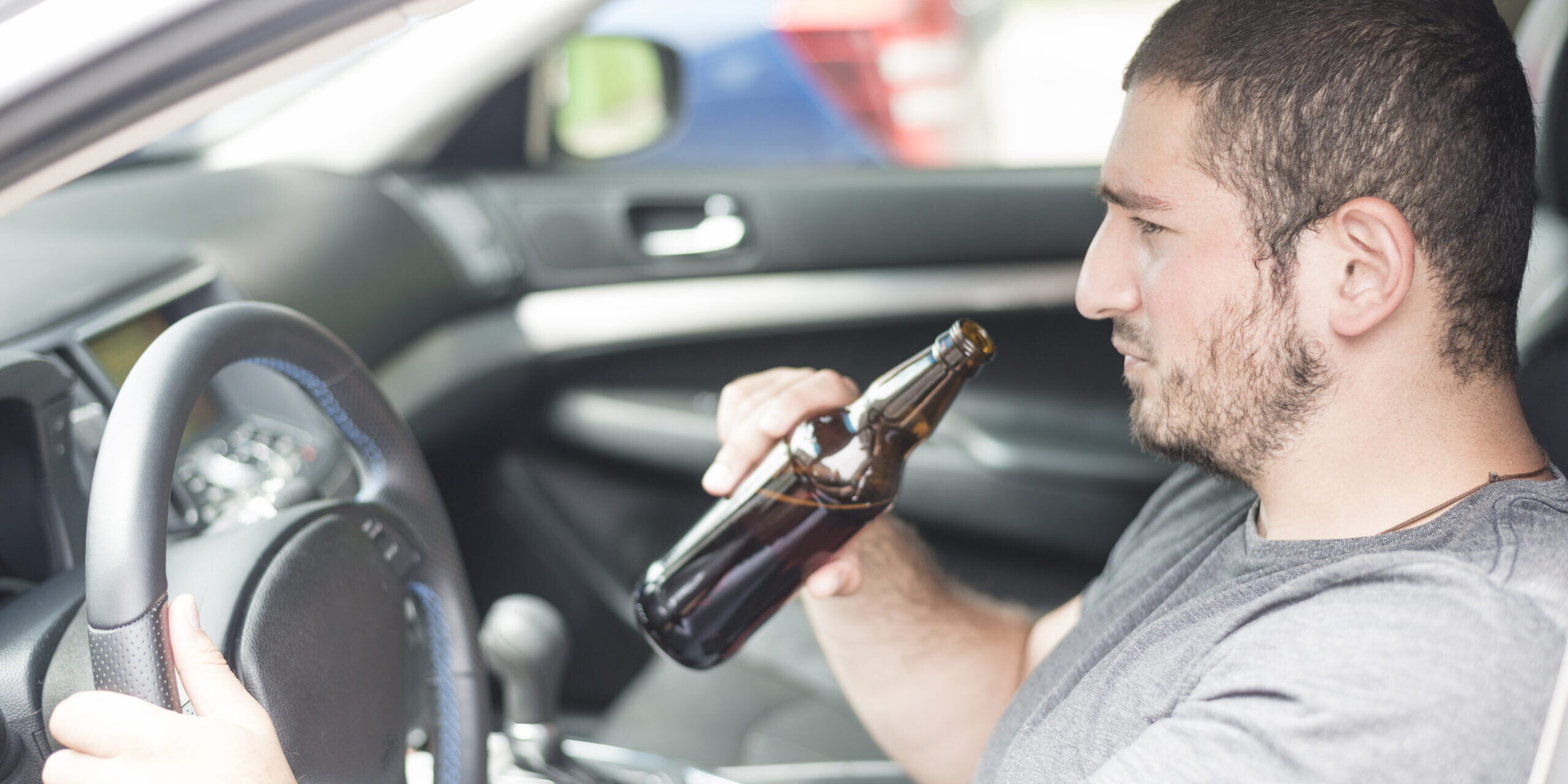 curso para recuperar el carnet de conducir en Valencia – Hombre conduce bebiendo curso para recuperar el carnet de conducir en Valencia - Hombre conduce bebiendo