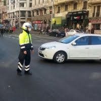 test carnet de conducir - agente brazos bajados