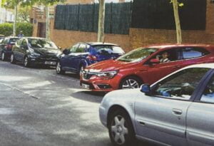 test carnet de conducir - coche rojo sale