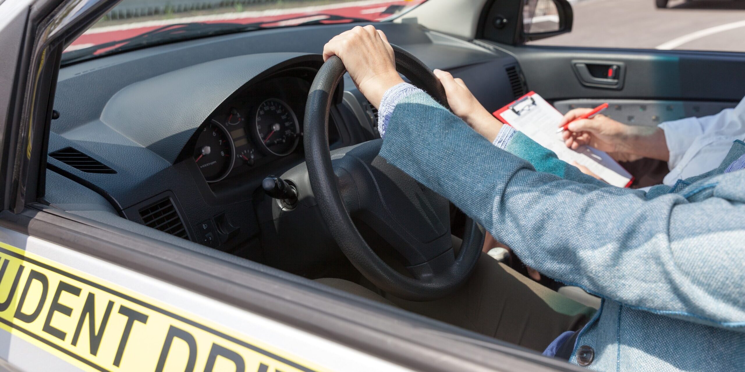 cuanto vale el curso para recuperar el carnet de conducir en valencia - hombre moviendo la palanca