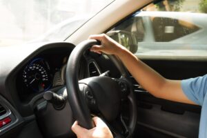 cuanto vale el curso para recuperar el carnet de conducir en valencia - hombre conduciendo