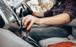 cuanto vale el curso para recuperar el carnet de conducir en valencia - hombre moviendo la palanca