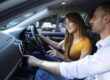 autoescuela para sacar carnet b en valencia - hombre guiando a chica